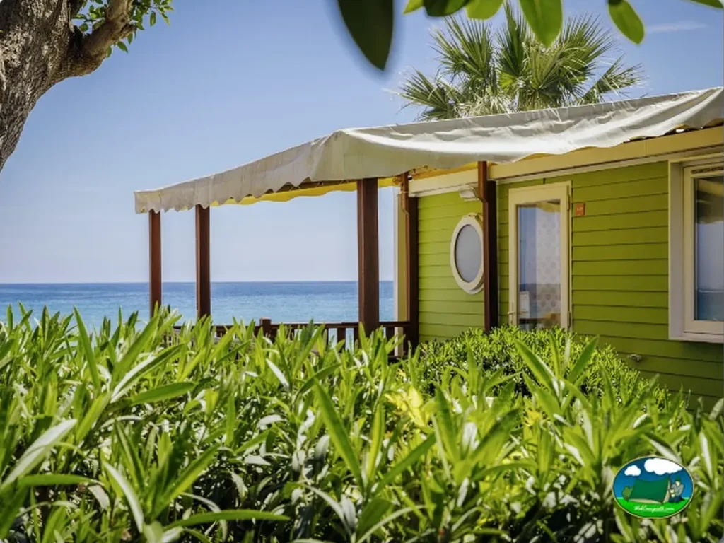 Bungalow con vistas al mar, primera línea, terraza con toldo del Camping Alannia costa dorada, Almadrava (Tarragona)