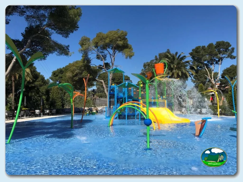 Piscina infantil con tobogán y juegos de agua del Camping Playa Montroig Camping Resort, Montroig del Camp (Tarragona)