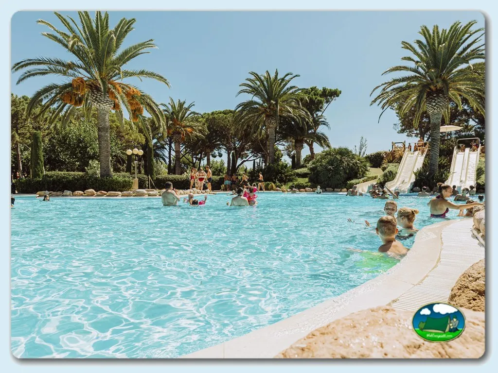 Piscina con toboganes y palmeras, zona infantil del Camping Playa Montroig Camping Resort, Montroig del Camp (Tarragona)