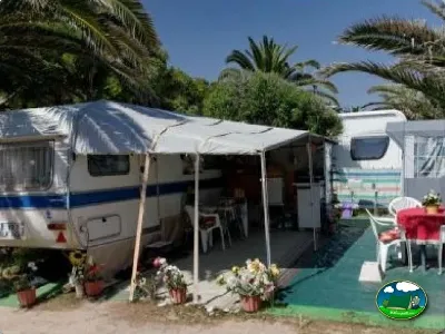 Mobil-home con toldo y zona ajardinada del Camping La Torre del Sol, Montroig (Tarragona)