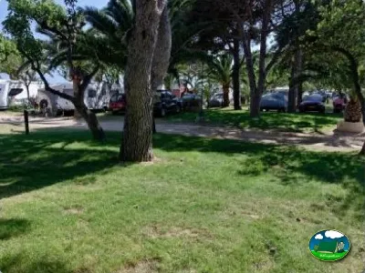 Parcela arbolada con mobil-homes del Camping La Torre del Sol, Montroig (Tarragona)