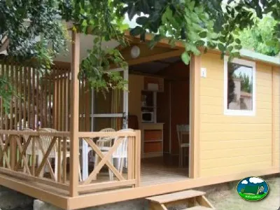 Bungalow de madera con terraza cubierta del Camping La Torre del Sol, Montroig (Tarragona)