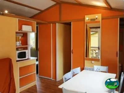 Mobil-home interior con cocina y dormitorio del Camping La Torre del Sol, Montroig (Tarragona)