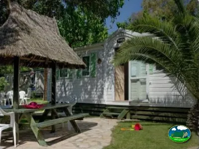 Bungalow con terraza y zona de juegos del Camping La Torre del Sol, Montroig (Tarragona)