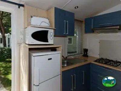 Mobil-home cocina equipada con microondas y lavavajillas del Camping La Torre del Sol, Montroig (Tarragona)