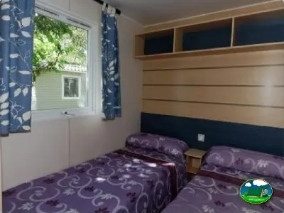 Mobil-home interior dos camas del Camping La Torre del Sol, Montroig (Tarragona)
