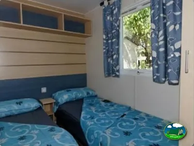 Mobil-home interior con camas dobles del Camping La Torre del Sol, Montroig (Tarragona)