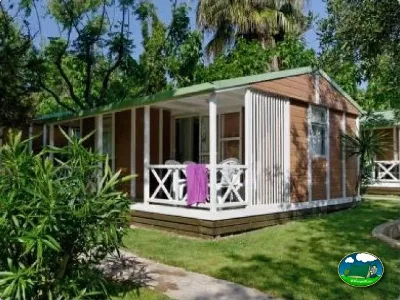 Bungalow con terraza y vistas al jardín del Camping La Torre del Sol, Montroig (Tarragona)
