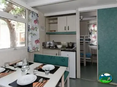 Mobil-home cocina comedor del Camping La Torre del Sol, Montroig (Tarragona)