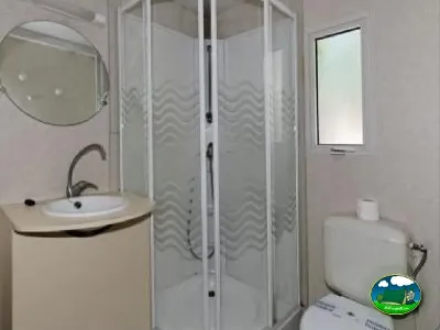 Cuarto de baño con ducha y lavabo del Camping La Torre del Sol, Montroig (Tarragona)
