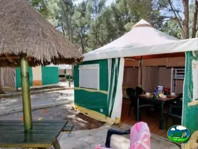 Glamping con toldo y cabaña de paja del Camping La Torre del Sol, Montroig (Tarragona)