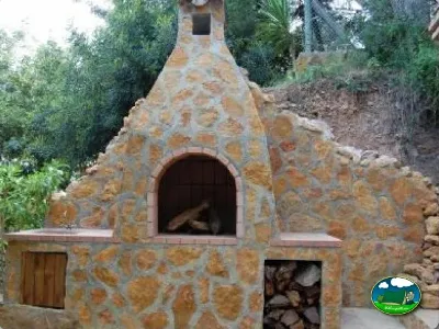 Horno de piedra en el recinto del Camping La Torre del Sol, Montroig (Tarragona)