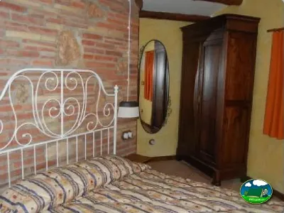 Cabaña interior con cama y armario del Camping La Torre del Sol, Montroig (Tarragona)