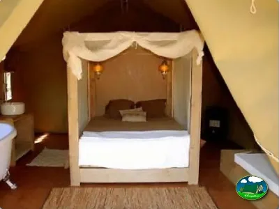 Glamping tienda de acampada con cama dosel del Camping La Torre del Sol, Montroig (Tarragona)
