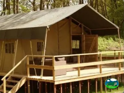 Tipi de lona con terraza de madera en bosque del Camping La Torre del Sol, Montroig (Tarragona)