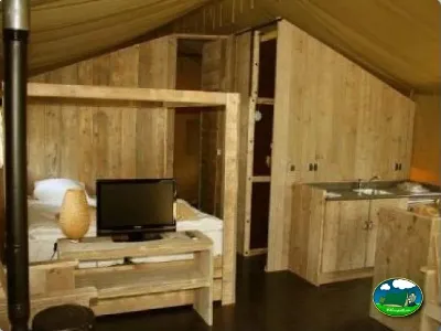 Glamping interior madera con cama dosel del Camping La Torre del Sol, Montroig (Tarragona)