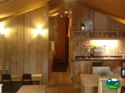 Glamping interior con cocina y zona de estar del Camping La Torre del Sol, Montroig (Tarragona)