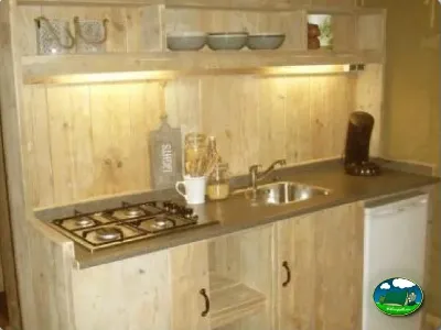 Cocina de mobil-home con estufa y fregadero del Camping La Torre del Sol, Montroig (Tarragona)
