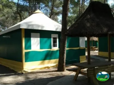 Glamping tienda de acampada con terraza entre árboles del Camping La Torre del Sol, Montroig (Tarragona)