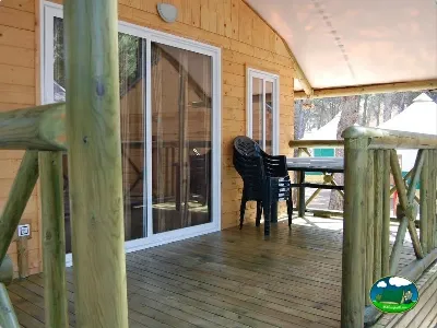 Bungalow de madera con terraza y vistas al bosque del Camping La Torre del Sol, Montroig (Tarragona)