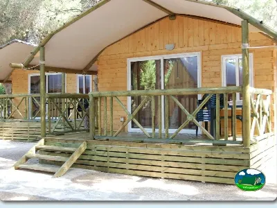 Glamping con terraza y vistas al bosque del Camping La Torre del Sol, Montroig (Tarragona)