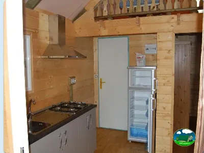 Cabaña interior con cocina equipada y nevera del Camping La Torre del Sol, Montroig (Tarragona)