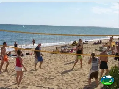 Playa junto al mar, voleibol de playa del Camping La Torre del Sol, Montroig (Tarragona)