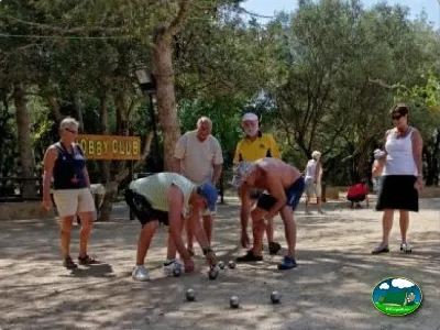 Actividad de petanca con visitantes en zona sombreada del Camping La Torre del Sol, Montroig (Tarragona)