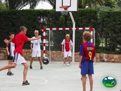 Parque infantil con cancha de fútbol y baloncesto del Camping La Torre del Sol, Montroig (Tarragona)
