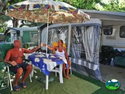 Mobil-home con parcela y zona de estar del Camping La Torre del Sol, Montroig (Tarragona)
