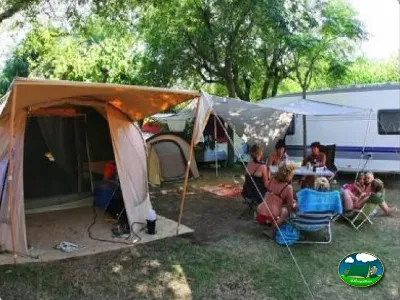 Parcela con tienda de acampada y familias del Camping La Torre del Sol, Montroig (Tarragona)