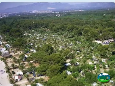 Vista aérea del recinto con montaña al fondo del Camping La Torre del Sol, Montroig (Tarragona)