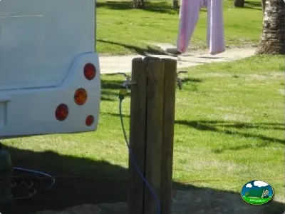 Parcela con toma de electricidad del Camping La Torre del Sol, Montroig (Tarragona)