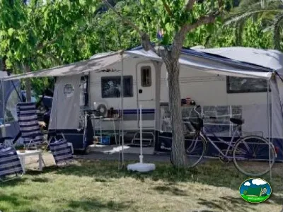Mobil-home con toldo y parcela arbolada del Camping La Torre del Sol, Montroig (Tarragona)