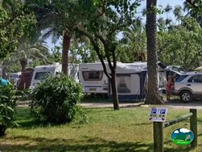 Parcela con mobil-home entre árboles del Camping La Torre del Sol, Montroig (Tarragona)