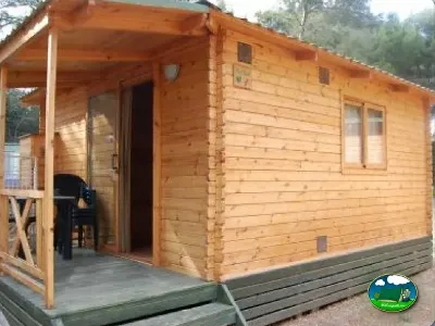 Cabaña de madera con porche y terraza del Camping La Torre del Sol, Montroig (Tarragona)