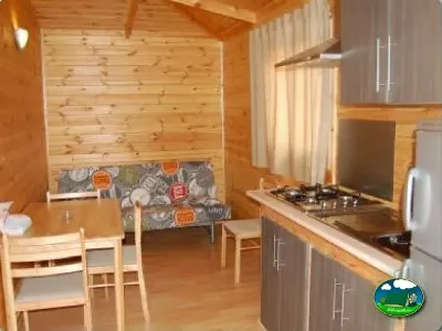 Cabaña interior con cocina y zona de estar del Camping La Torre del Sol, Montroig (Tarragona)