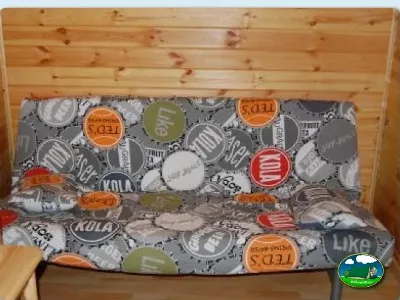 Cama infantil con estructura de madera del Camping La Torre del Sol, Montroig (Tarragona)