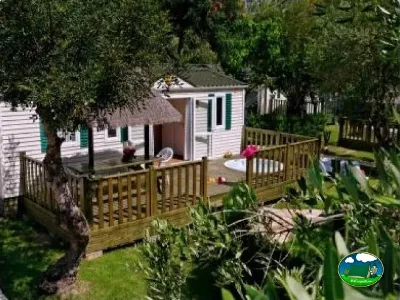 Mobil-home con terraza de madera y entorno arbolado del Camping La Torre del Sol, Montroig (Tarragona)