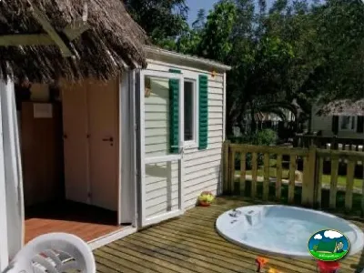 Bungalow con jacuzzi y terraza de madera del Camping La Torre del Sol, Montroig (Tarragona)