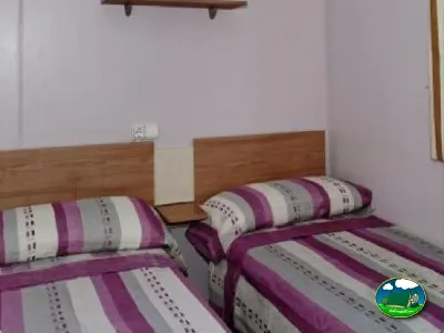 Habitación con dos camas individuales del Camping La Torre del Sol, Montroig (Tarragona)