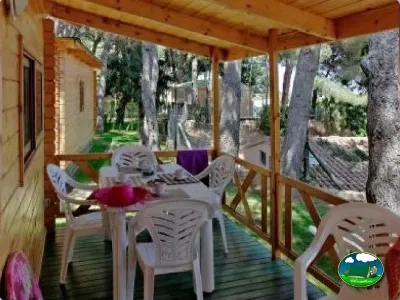 Cabaña con terraza y vistas al bosque del Camping La Torre del Sol, Montroig (Tarragona)