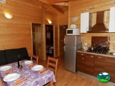 Mobil-home interior con cocina equipada y zona comedor del Camping La Torre del Sol, Montroig (Tarragona)