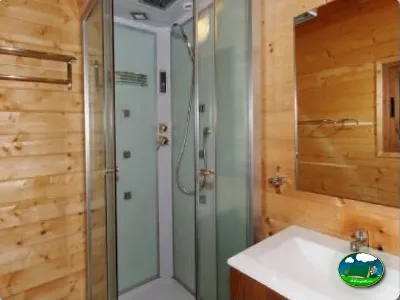 Baño interior glamping con ducha moderna del Camping La Torre del Sol, Montroig (Tarragona)