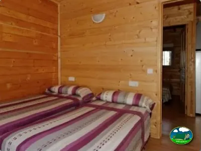 Cabaña de madera interior con cama de matrimonio del Camping La Torre del Sol, Montroig (Tarragona)