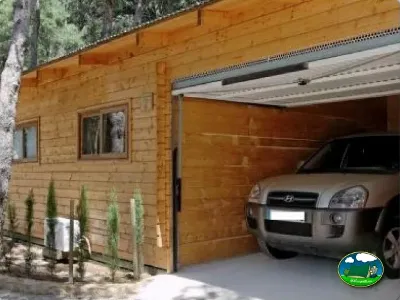 Mobil-home de madera con garaje y aparcamiento del Camping La Torre del Sol, Montroig (Tarragona)