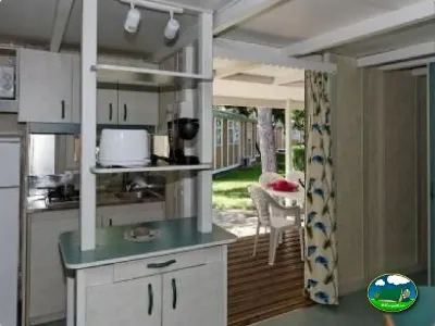 Mobil-home con cocina y salón del Camping La Torre del Sol, Montroig (Tarragona)