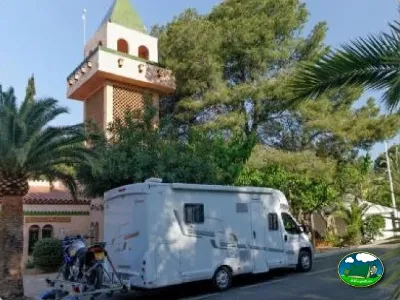 Mobil-home en parcela con entorno mediterráneo del Camping La Torre del Sol, Montroig (Tarragona)