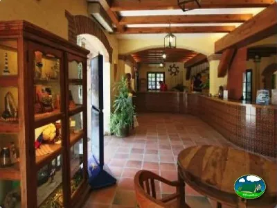 Recepción con mostrador y tienda del Camping La Torre del Sol, Montroig (Tarragona)