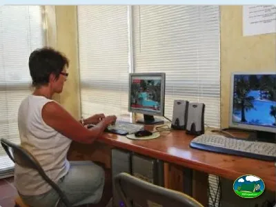 Recepción con ordenadores del Camping La Torre del Sol, Montroig (Tarragona)